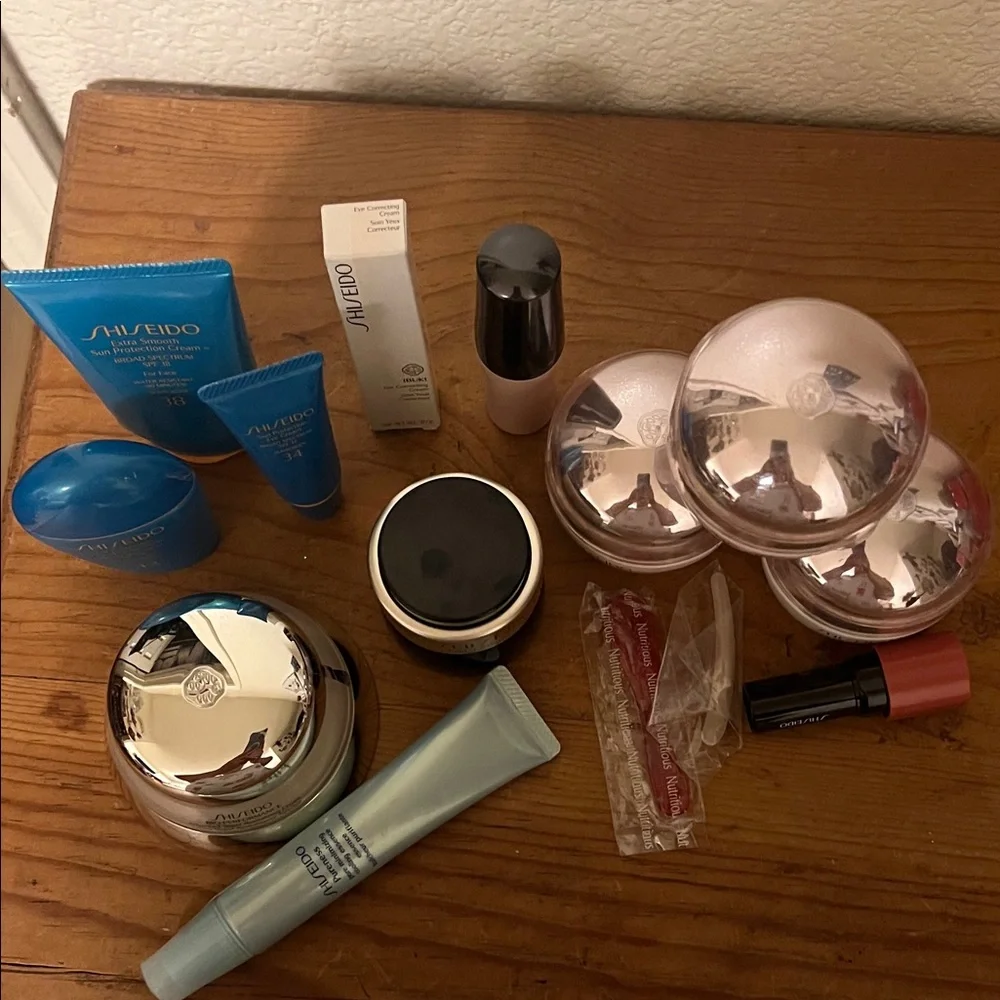 Shiseido Skincare Collection - Blue and Silver - Picture 3 of 4